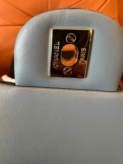 Bolso mini con solapa Chanel CF Classic en azul vaquero