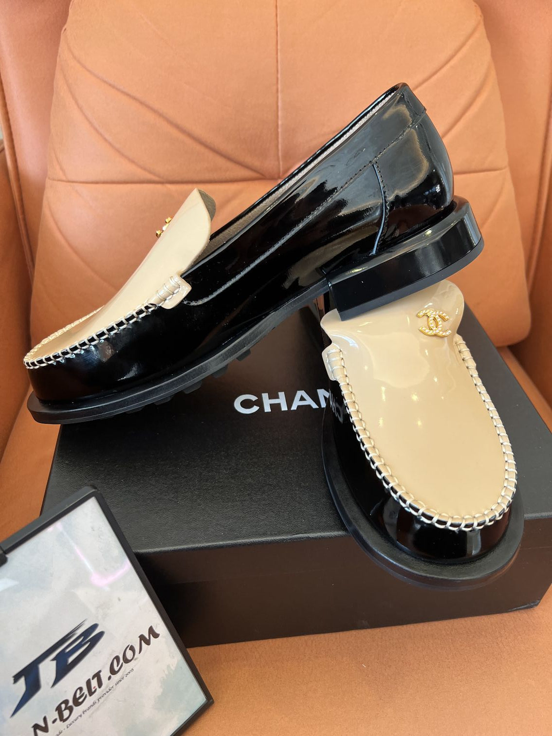 Mocasines Chanel de punta redonda, tacones bajos gruesos, piel de vacuno, charol, textura acolchada.