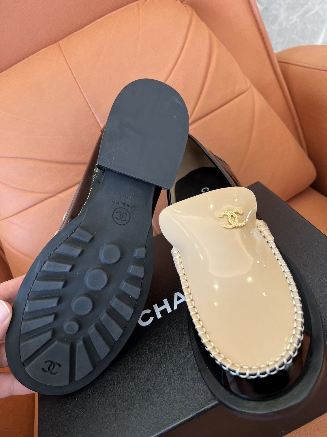 Mocasines Chanel de punta redonda, tacones bajos gruesos, piel de vacuno, charol, textura acolchada.