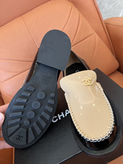 Mocasines Chanel de punta redonda, tacones bajos gruesos, piel de vacuno, charol, textura acolchada.