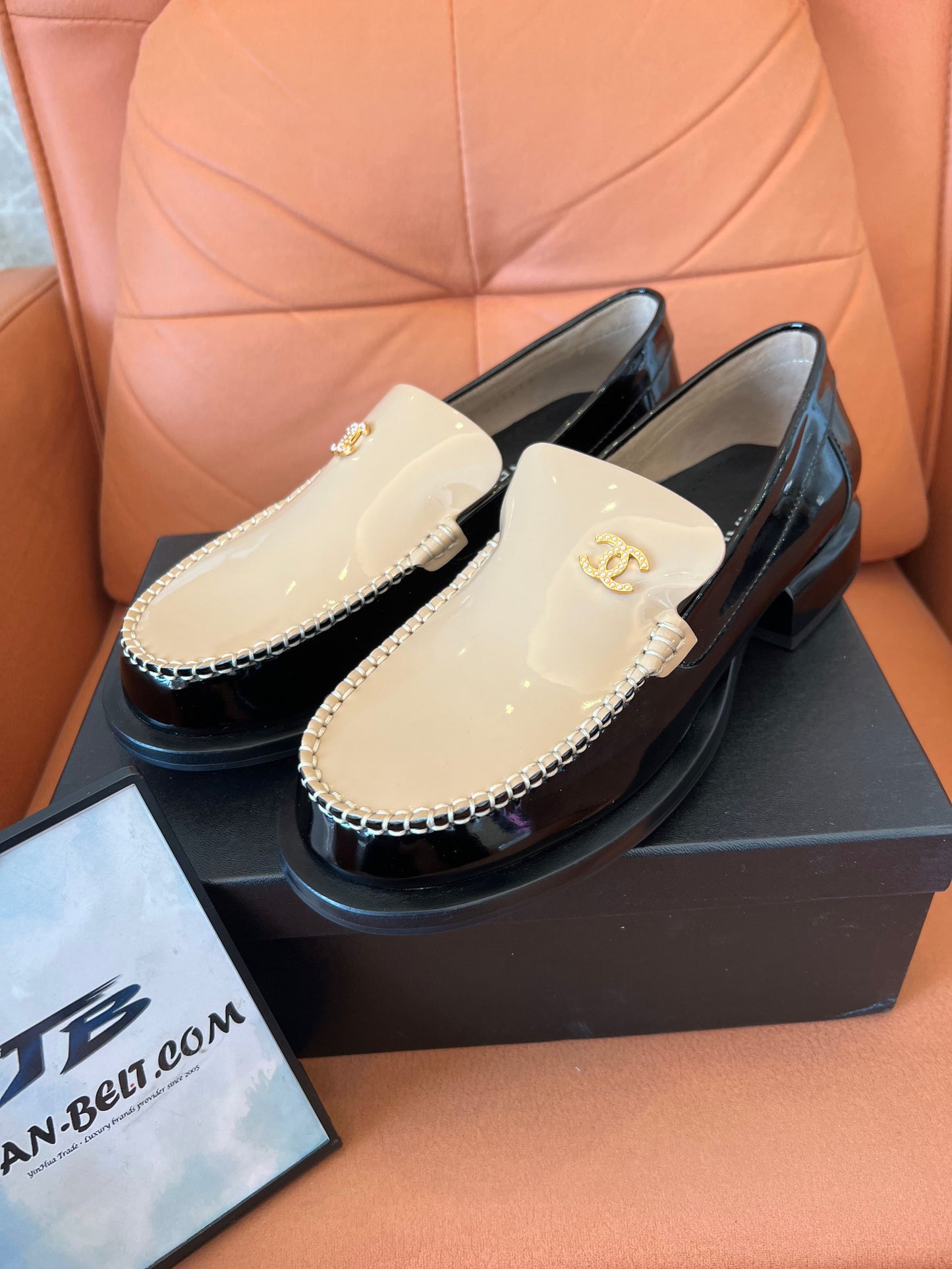 Mocasines Chanel de punta redonda, tacones bajos gruesos, piel de vacuno, charol, textura acolchada.