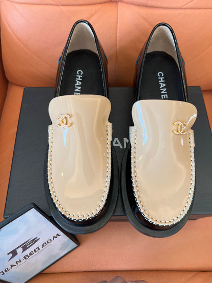 Mocasines Chanel de punta redonda, tacones bajos gruesos, piel de vacuno, charol, textura acolchada.