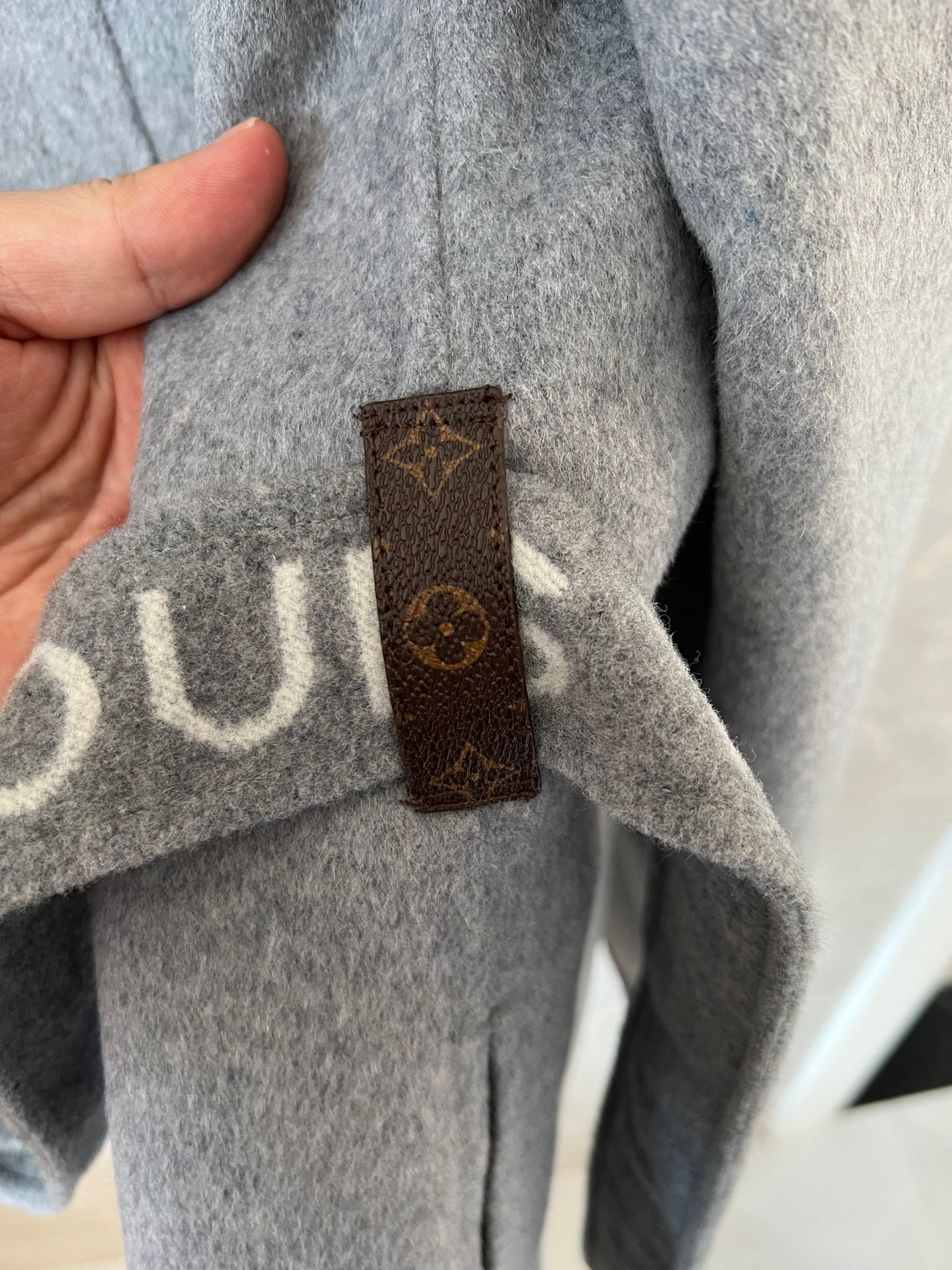 Casaco com capuz de lã cinza com monograma Louis Vuitton