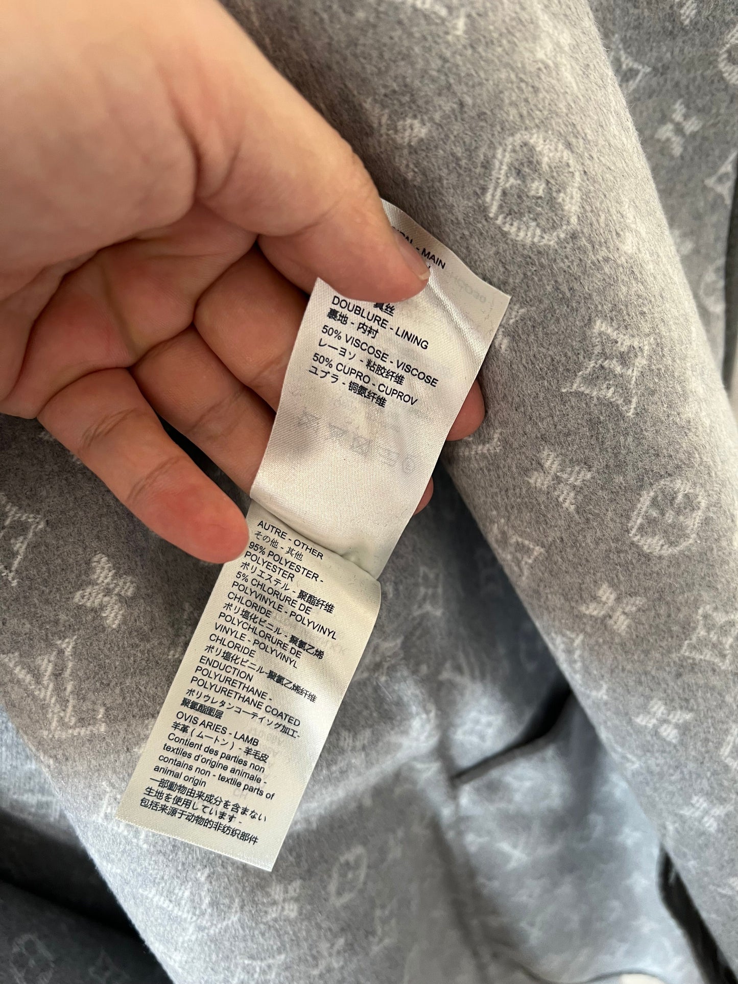 Casaco com capuz de lã cinza com monograma Louis Vuitton