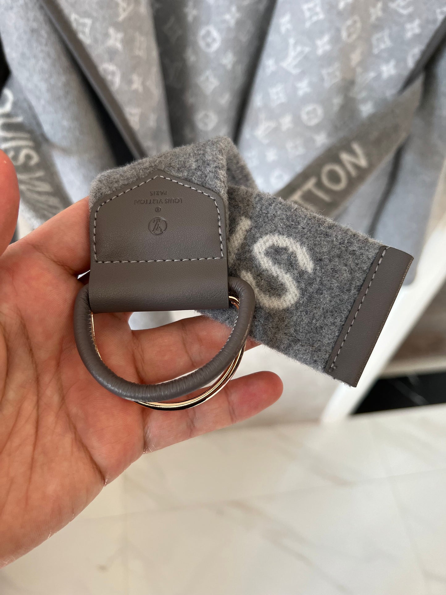 Casaco com capuz de lã cinza com monograma Louis Vuitton