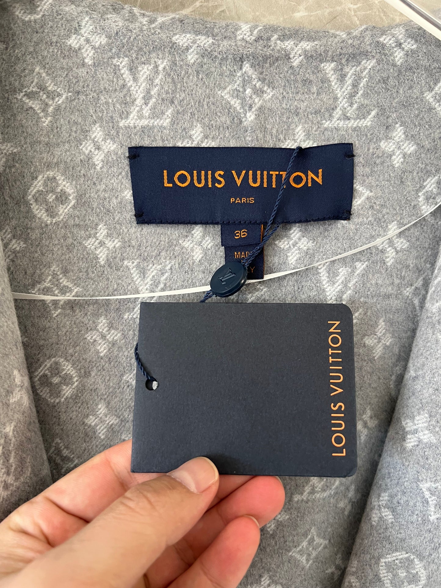 Casaco com capuz de lã cinza com monograma Louis Vuitton