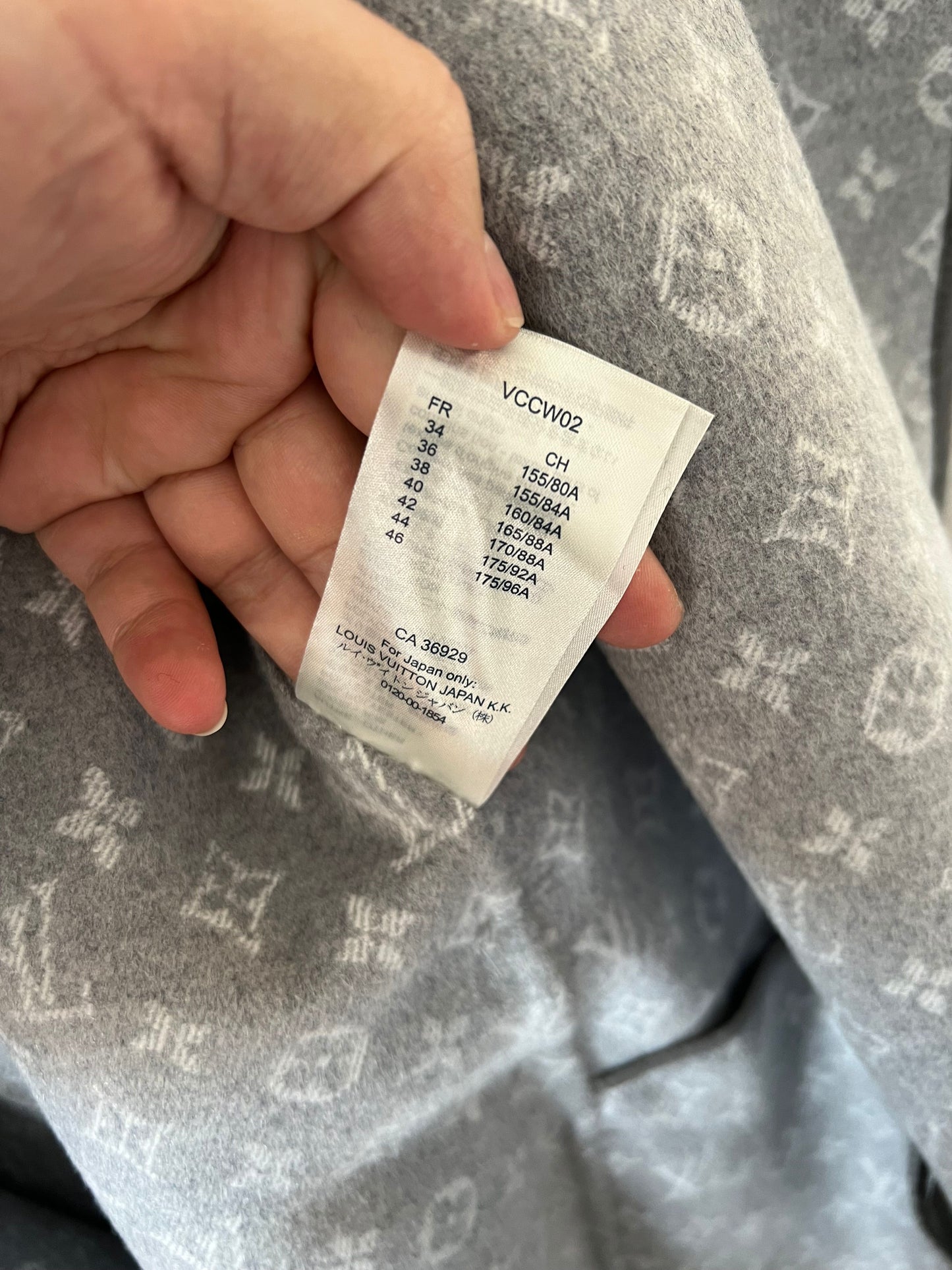 Casaco com capuz de lã cinza com monograma Louis Vuitton