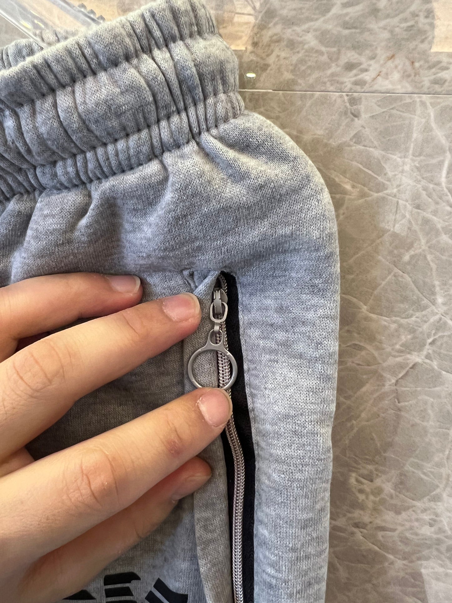 Conjunto de moletom cinza com capuz e calça jogger Emporio Armani