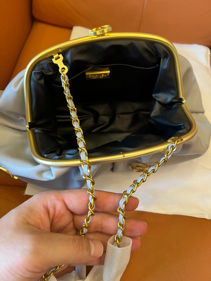 Bolso de noche con insignia Chanel 21ss azul nube (calidad 3A)