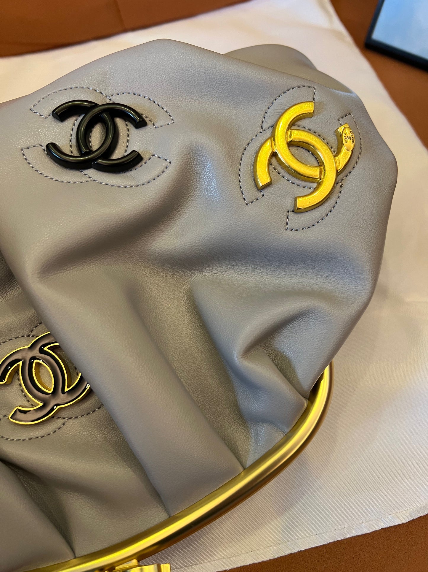 Bolso de noche con insignia Chanel 21ss azul nube (calidad 3A)