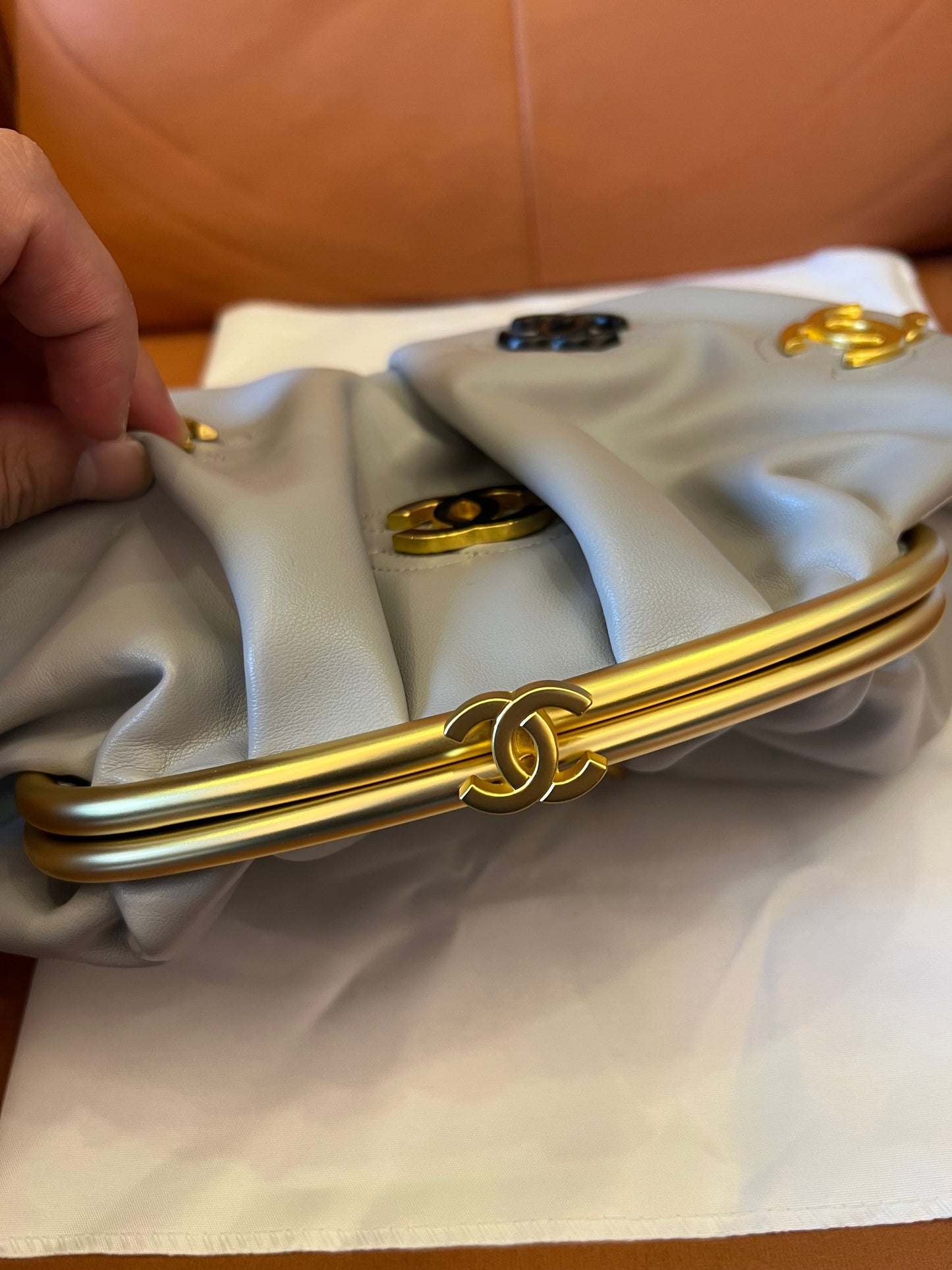 Bolso de noche con insignia Chanel 21ss azul nube (calidad 3A)