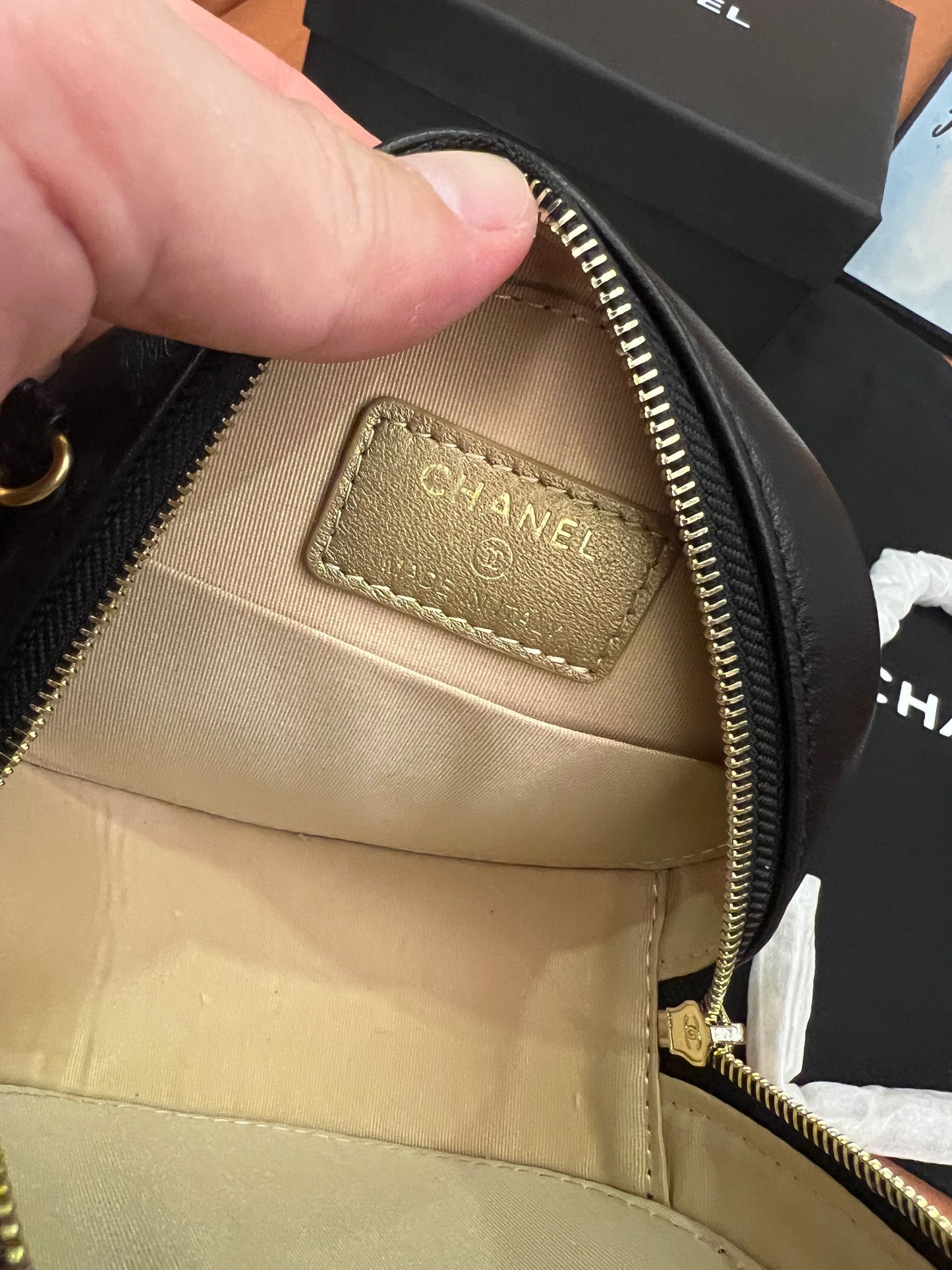 Bolsa transversal pequena e redonda Chanel