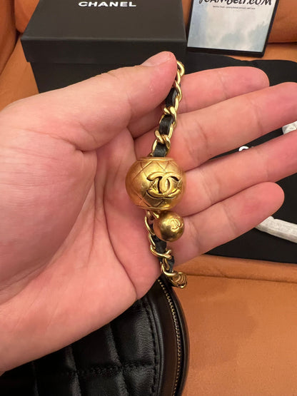 Bolsa transversal pequena e redonda Chanel