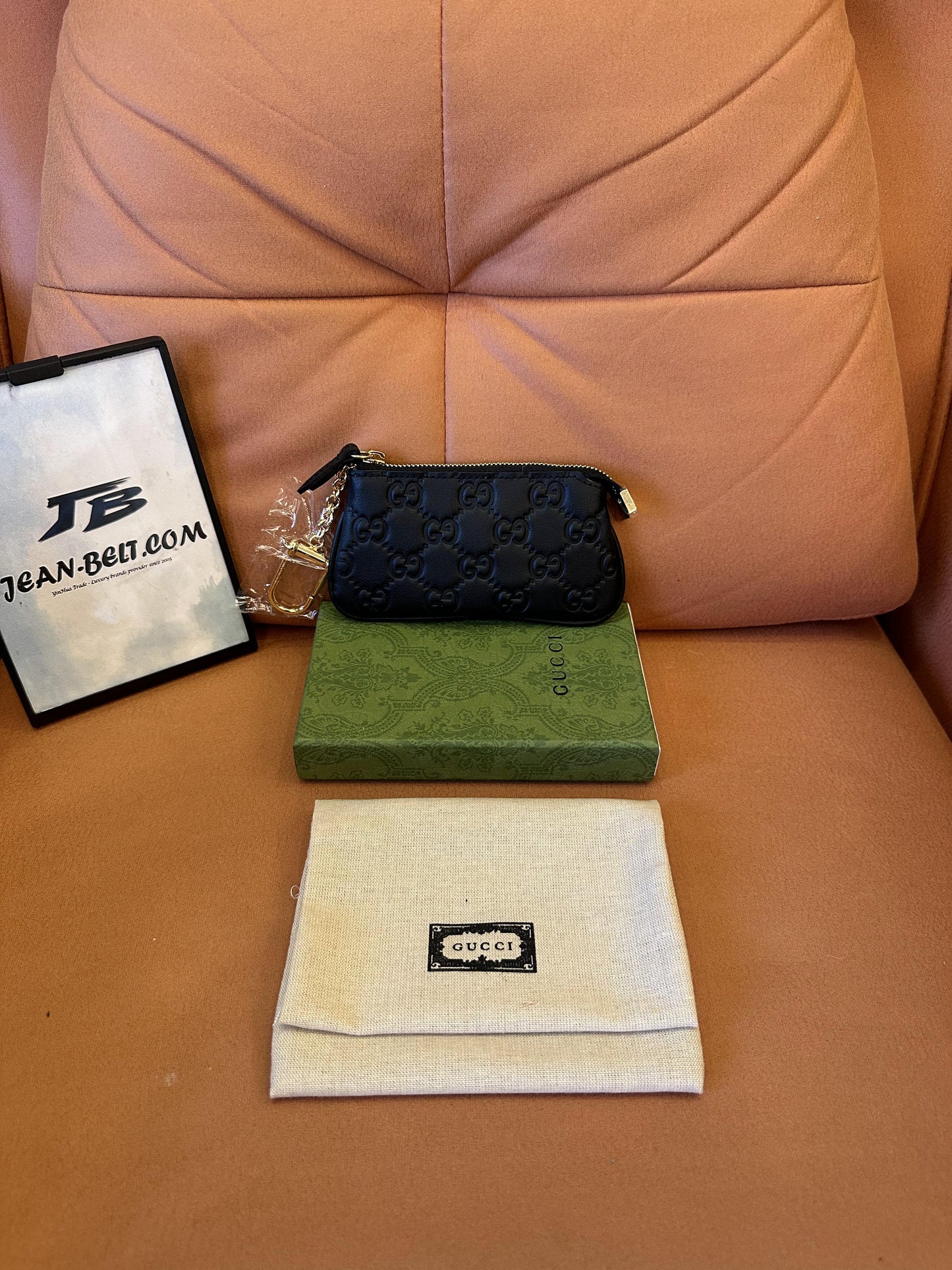 Bolsa para chaves Gucci em couro preto com relevo GG