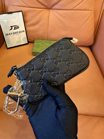 Bolsa para chaves Gucci em couro preto com relevo GG