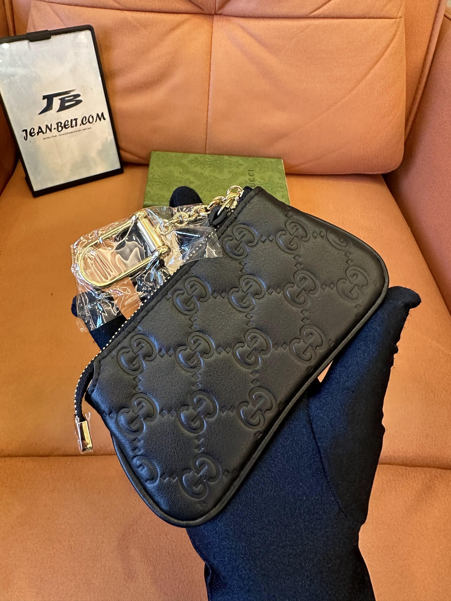 Bolsa para chaves Gucci em couro preto com relevo GG