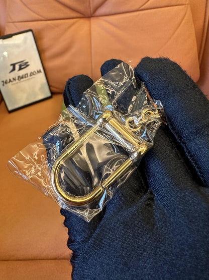 Bolsa para chaves Gucci em couro preto com relevo GG