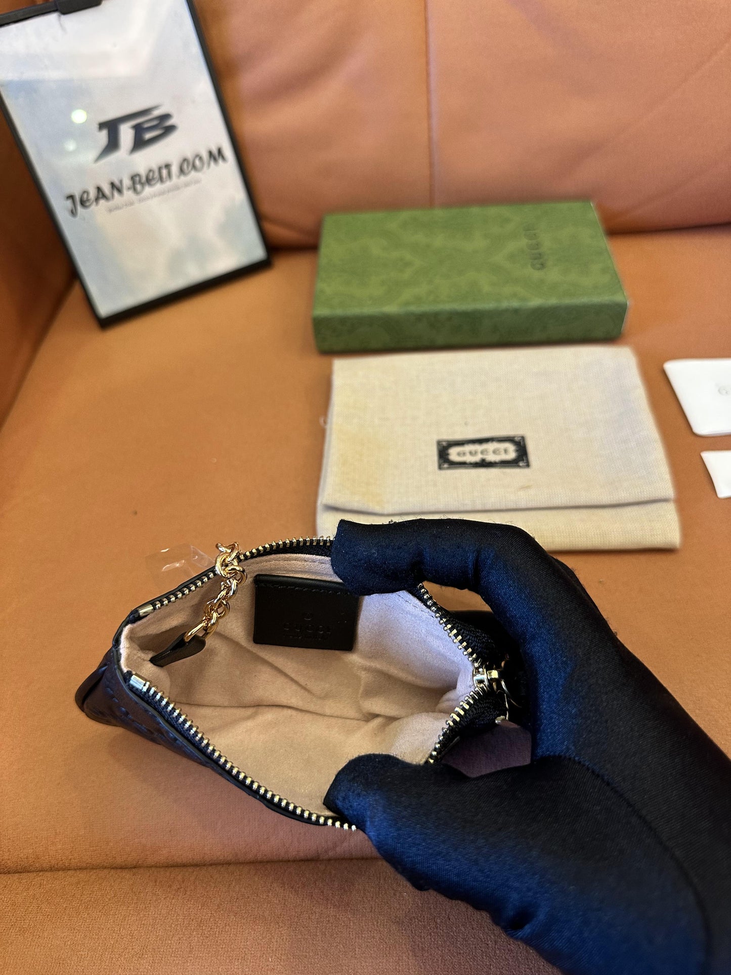 Bolsa para chaves Gucci em couro preto com relevo GG