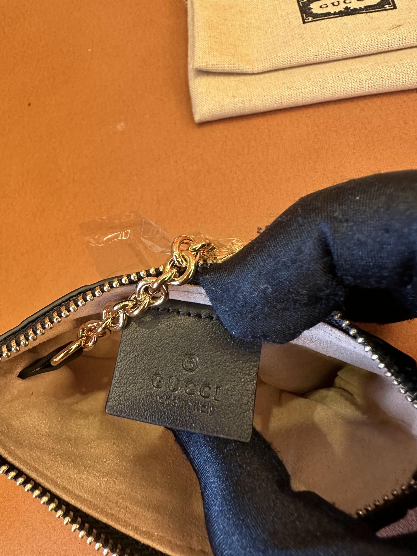 Bolsa para chaves Gucci em couro preto com relevo GG