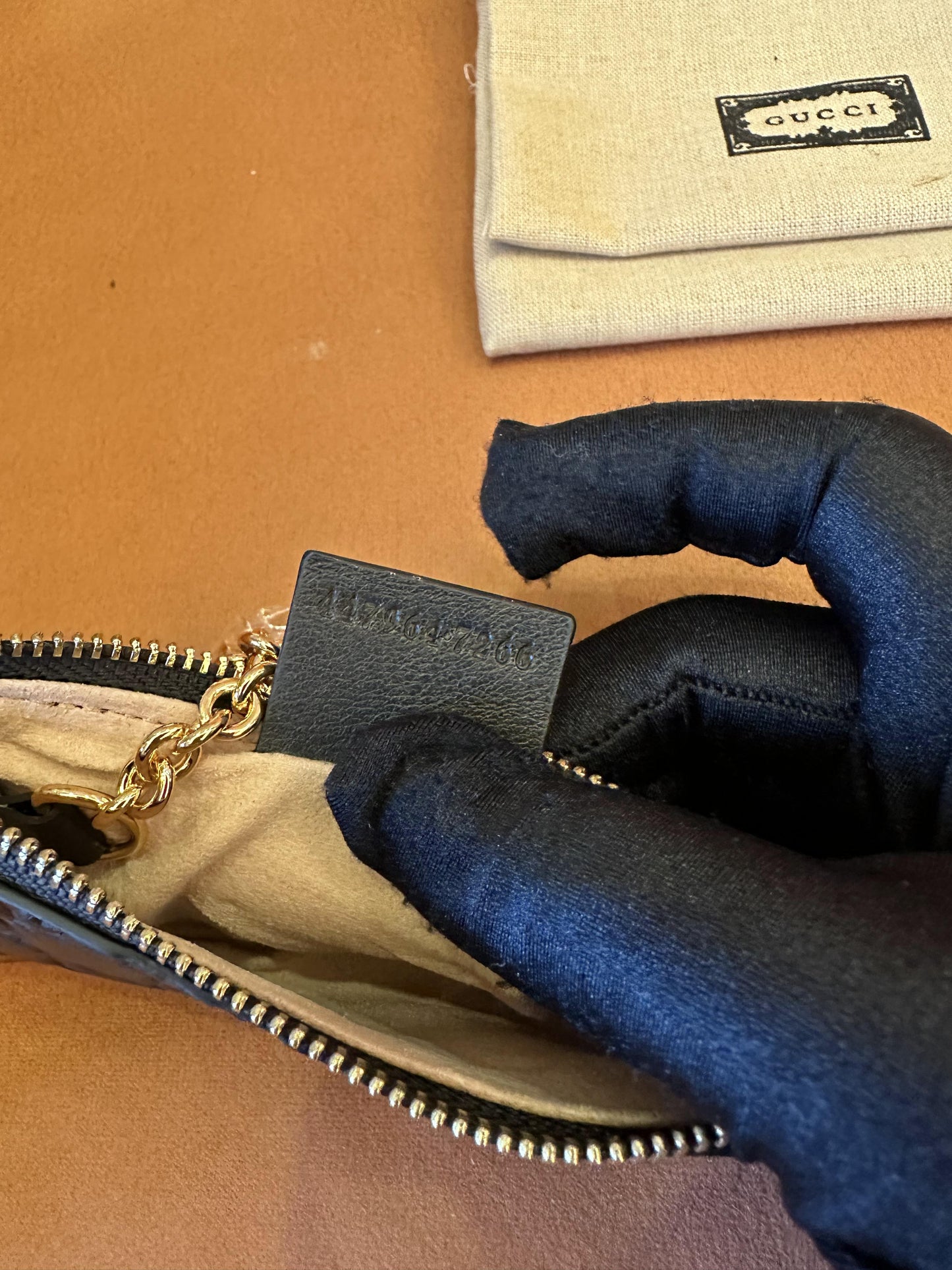 Bolsa para chaves Gucci em couro preto com relevo GG
