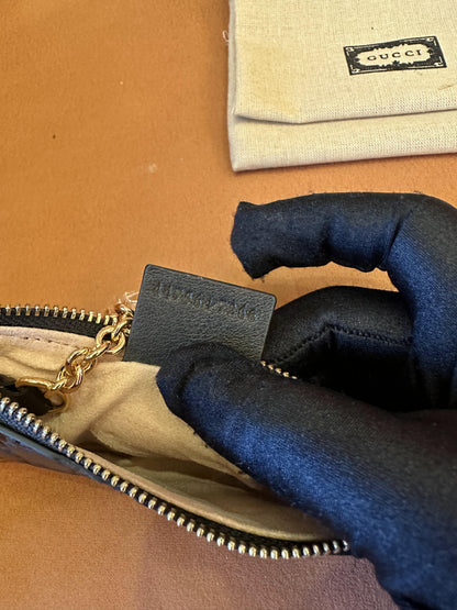 Bolsa para chaves Gucci em couro preto com relevo GG