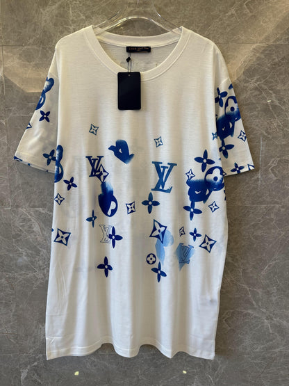Camiseta branca Louis Vuitton com monograma azul