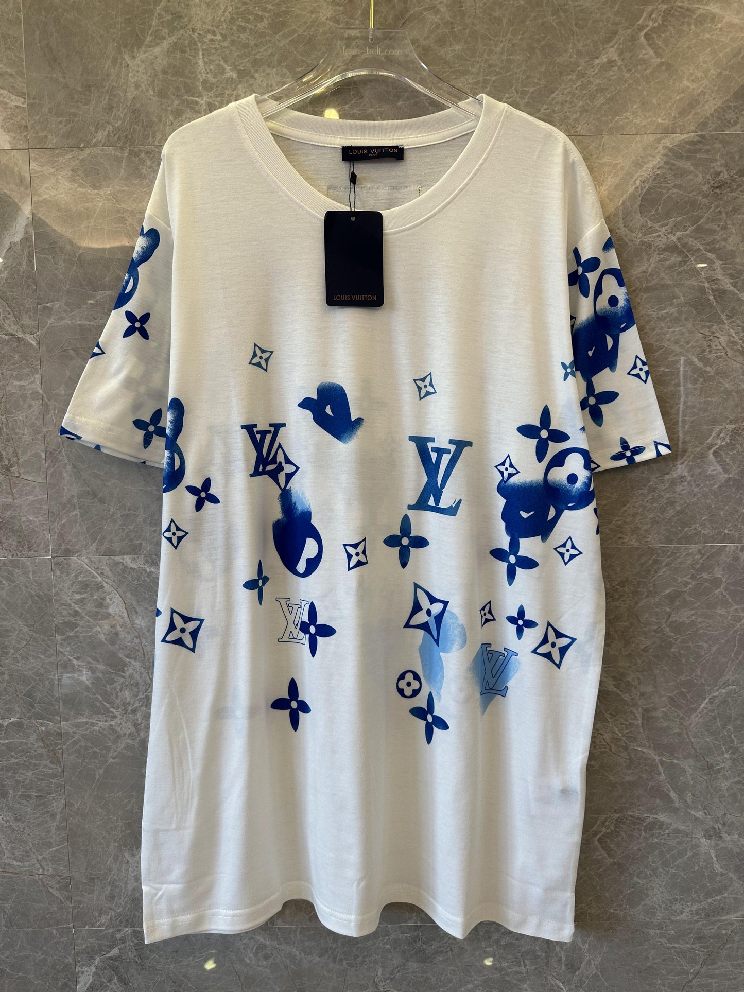 Camiseta branca Louis Vuitton com monograma azul