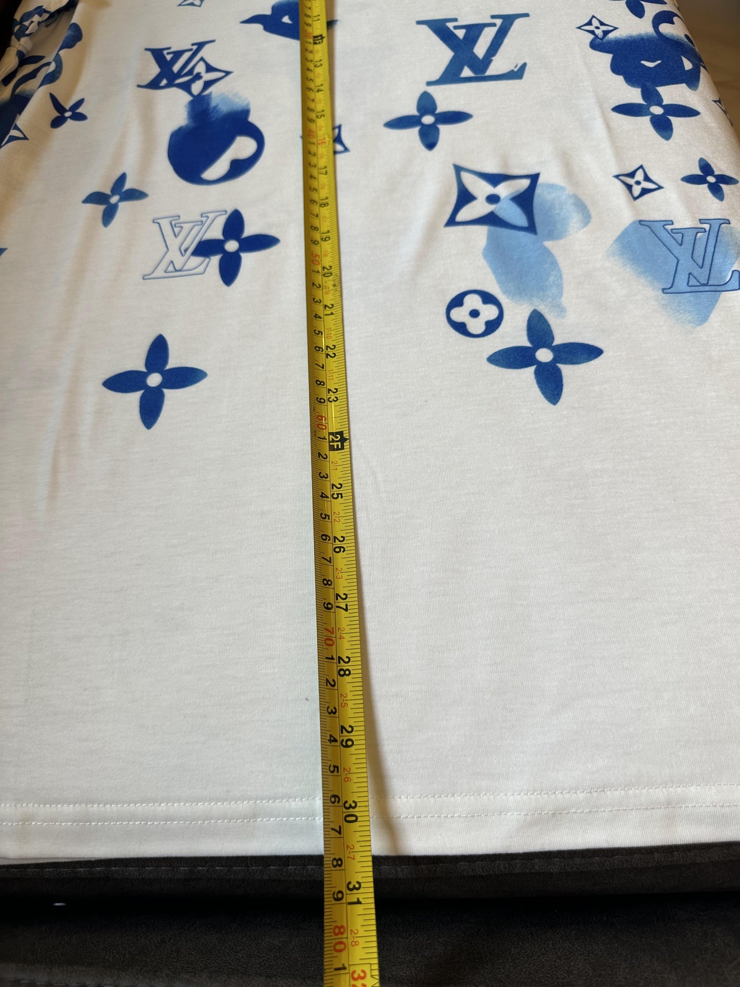 Camiseta branca Louis Vuitton com monograma azul