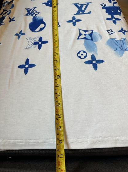 Camiseta branca Louis Vuitton com monograma azul