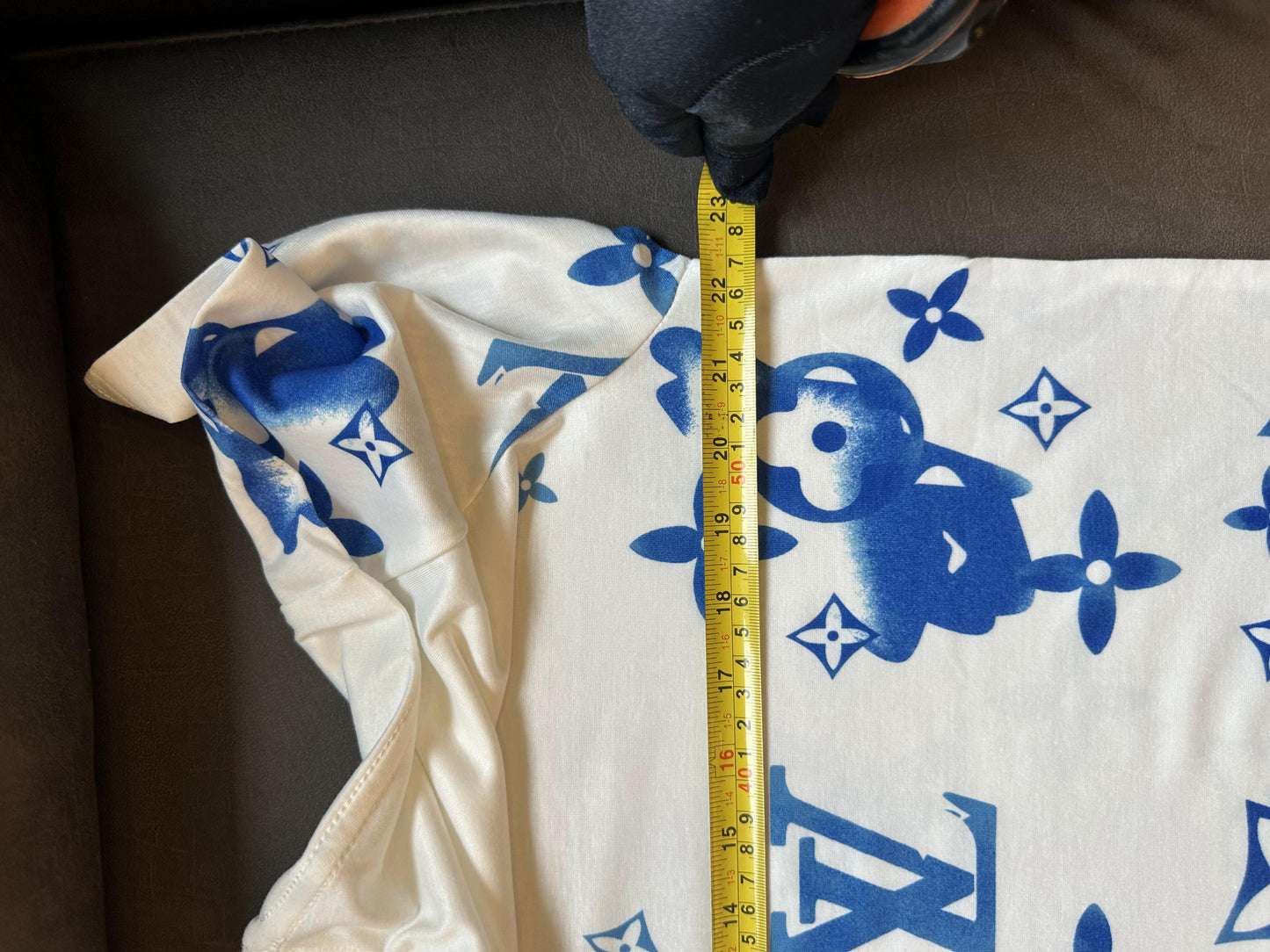 Camiseta branca Louis Vuitton com monograma azul