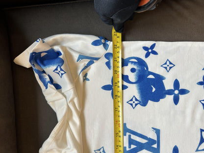 Camiseta branca Louis Vuitton com monograma azul