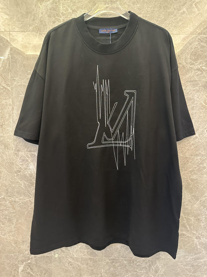Camiseta preta Louis Vuitton com logotipo LV bordado e recortado