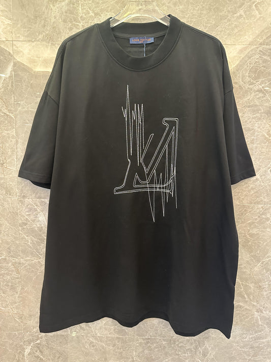 Camiseta negra de Louis Vuitton con el logotipo LV dentado bordado