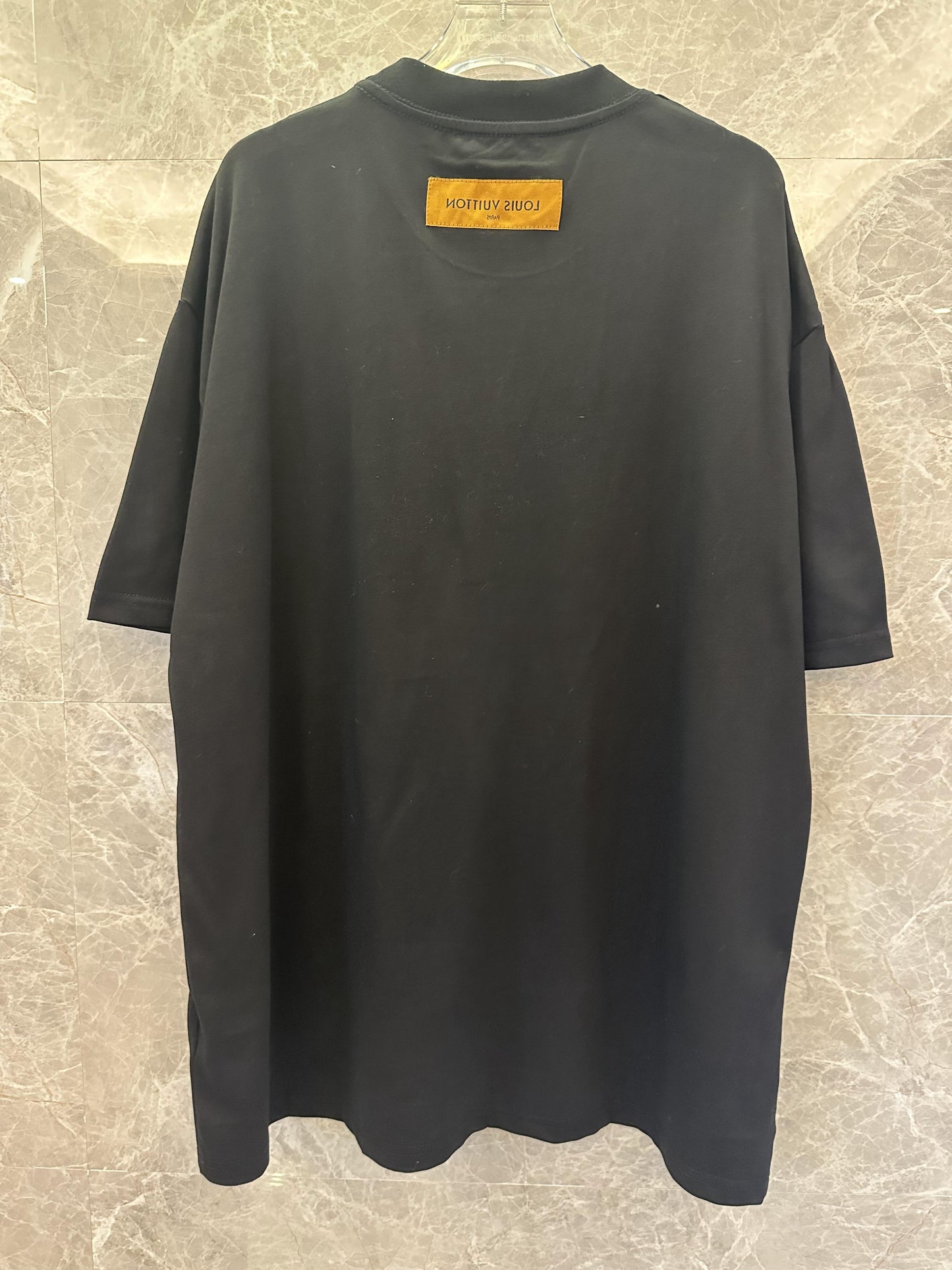 Camiseta preta Louis Vuitton com logotipo LV bordado e recortado