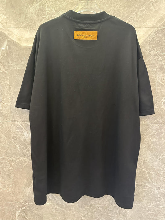 Camiseta negra de Louis Vuitton con el logotipo LV dentado bordado
