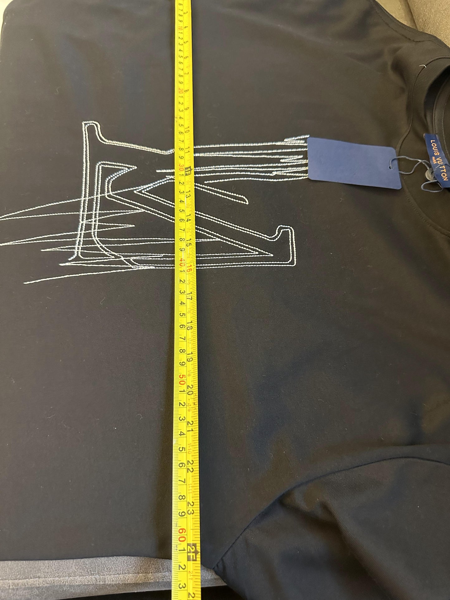 Camiseta preta Louis Vuitton com logotipo LV bordado e recortado