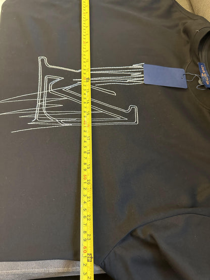 Camiseta preta Louis Vuitton com logotipo LV bordado e recortado