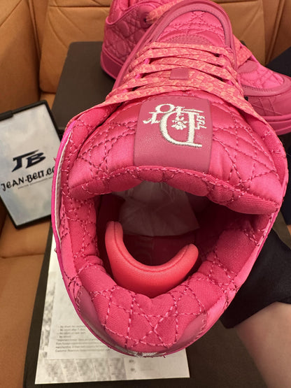 Zapatilla skater Dior BY ERL B9S, edición limitada, satén cannage kumo fucsia