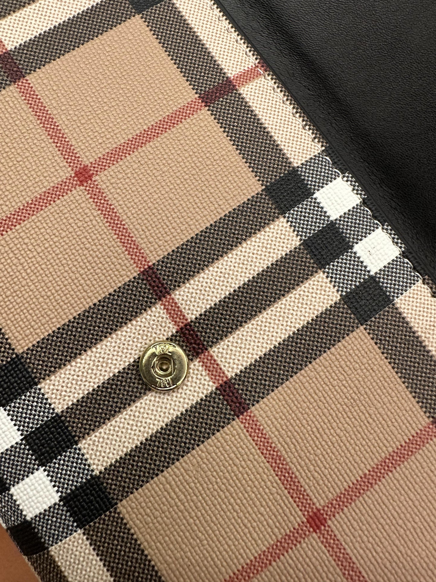 Cartera Burberry de piel y cuadros vintage con correa