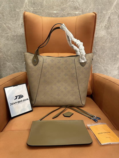 Bolsa de ombro Louis Vuitton Hina PM monograma Mahina couro Galle