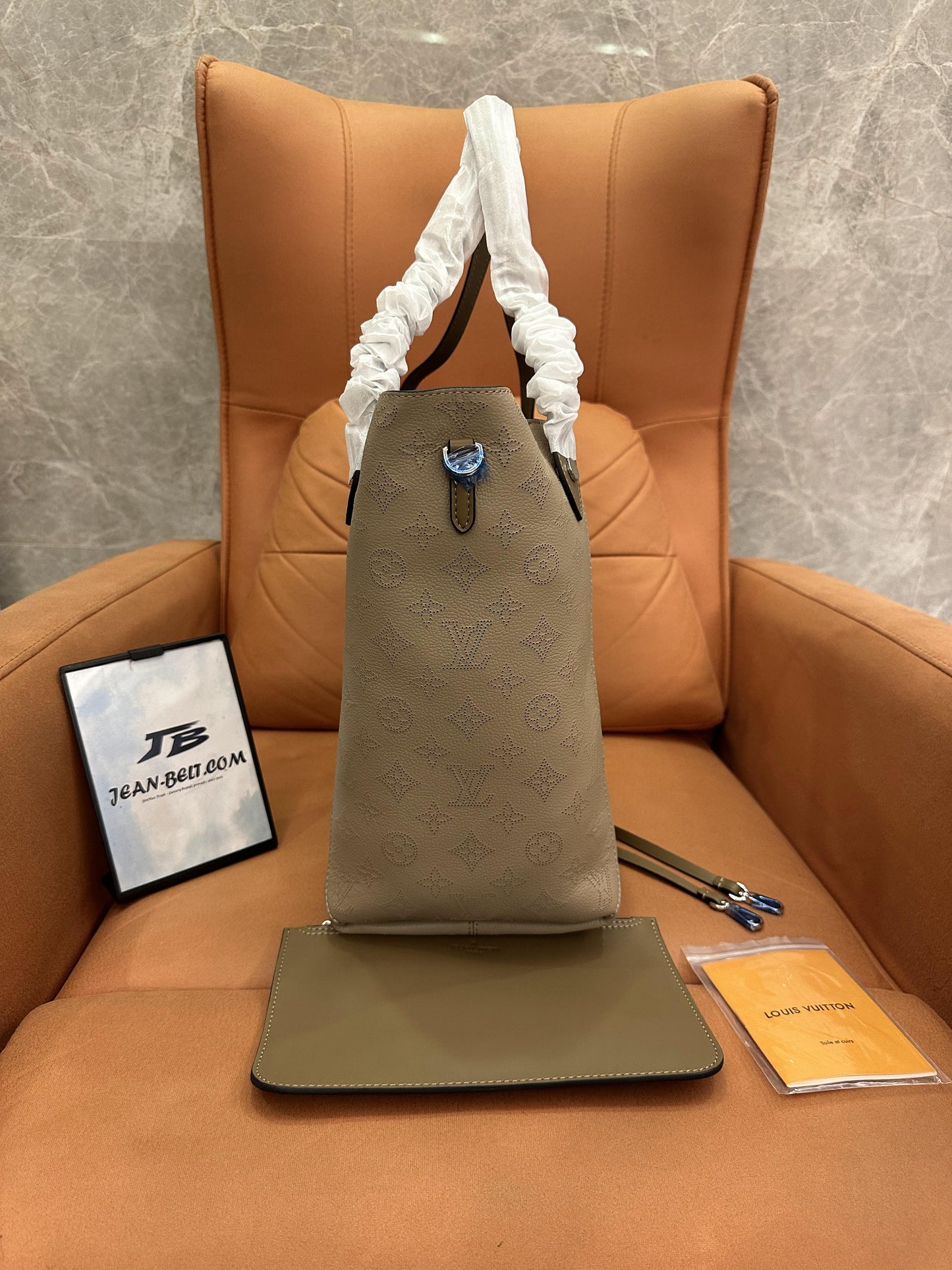 Bolsa de ombro Louis Vuitton Hina PM monograma Mahina couro Galle