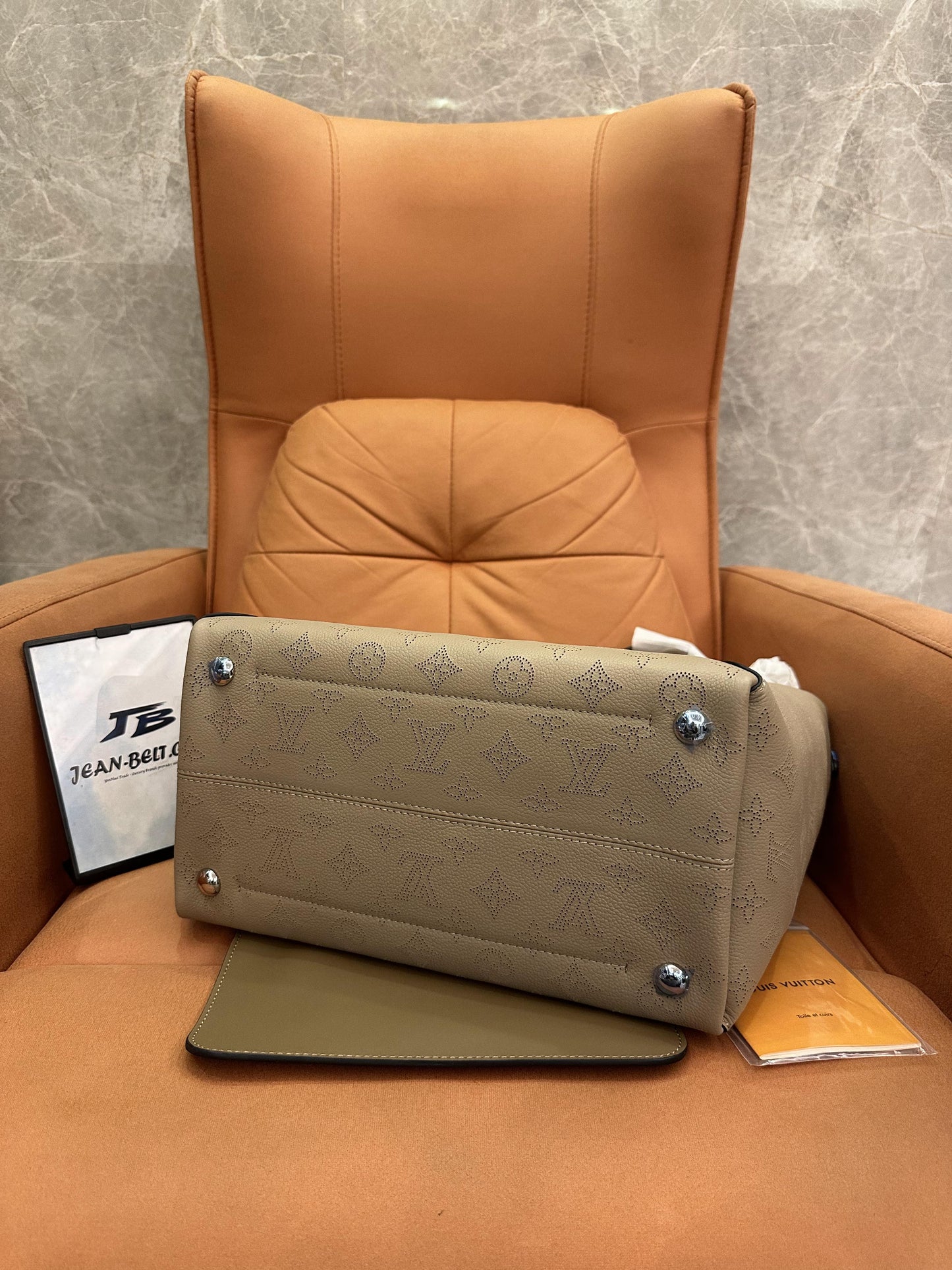 Bolsa de ombro Louis Vuitton Hina PM monograma Mahina couro Galle