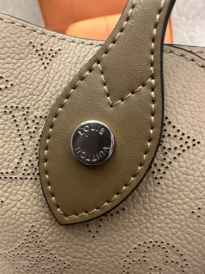 Bolsa de ombro Louis Vuitton Hina PM monograma Mahina couro Galle