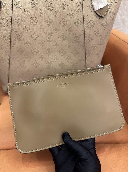 Bolsa de ombro Louis Vuitton Hina PM monograma Mahina couro Galle