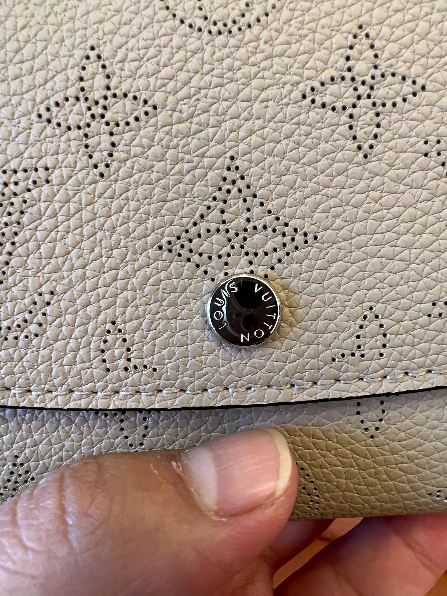 Carteira de couro Louis Vuitton Mahina - bege