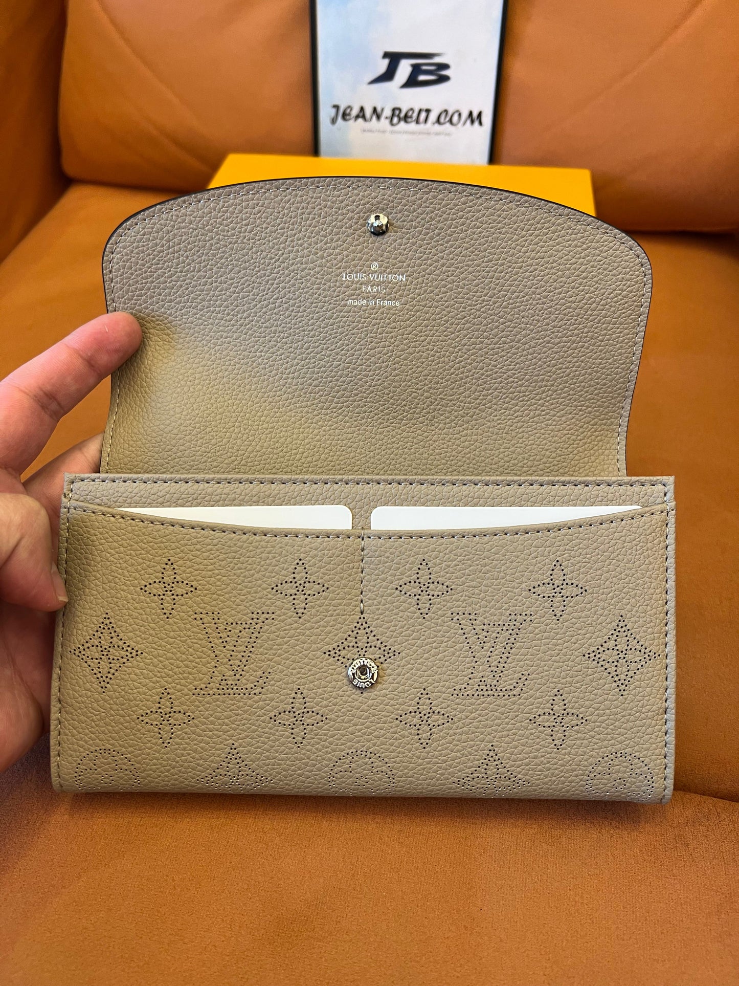Carteira de couro Louis Vuitton Mahina - bege