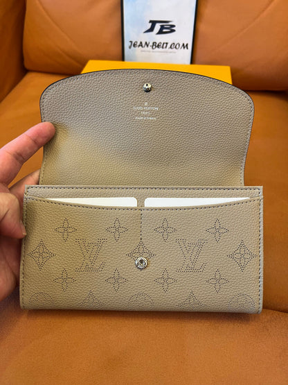 Carteira de couro Louis Vuitton Mahina - bege