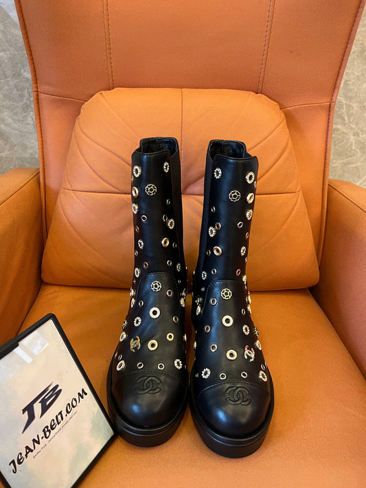 Botas cortas con puntera remachada de piel de cordero de Chanel