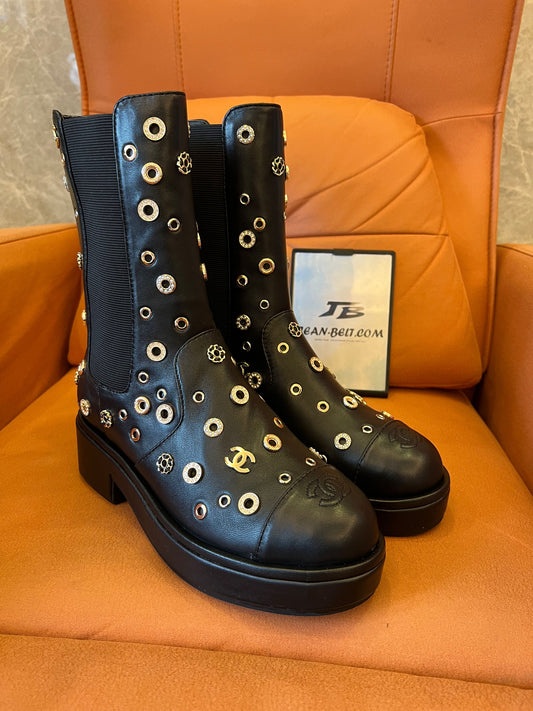 Botas cortas con puntera remachada de piel de cordero de Chanel