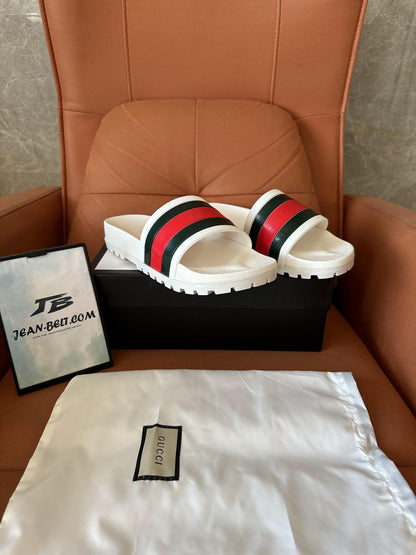 Chinelos Gucci de borracha branca com faixa de teia